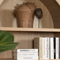 Boekenkast rond Santino